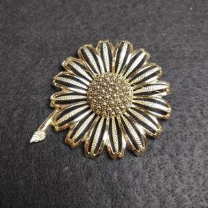 Vintage Sarah Coventry gold brooch